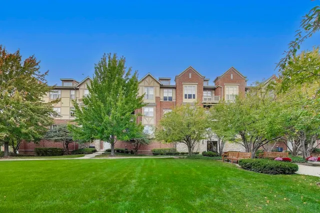 $474,000 | 1950 Farnsworth Lane, Unit 202, Northbrook, IL 60062