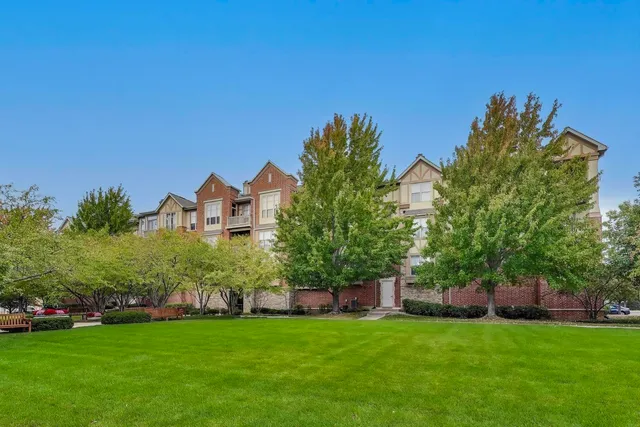 $474,000 | 1950 Farnsworth Lane, Unit 202, Northbrook, IL 60062