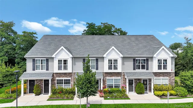 $479,000 | 132 Weatherby Lane, Unit 132, Central Islip, NY 11722