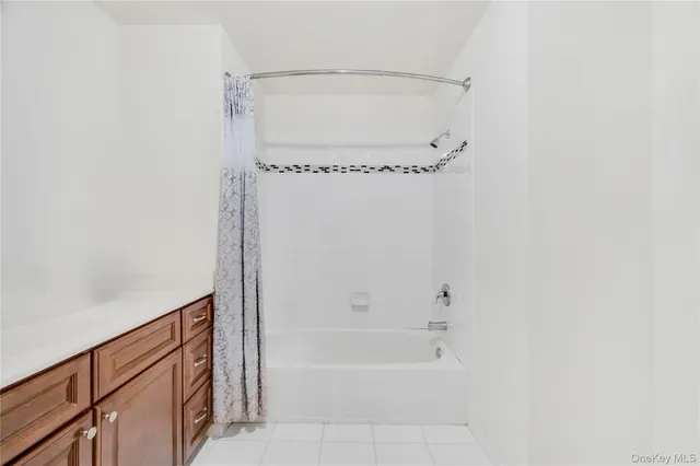 $479,000 | 132 Weatherby Lane, Unit 132, Central Islip, NY 11722