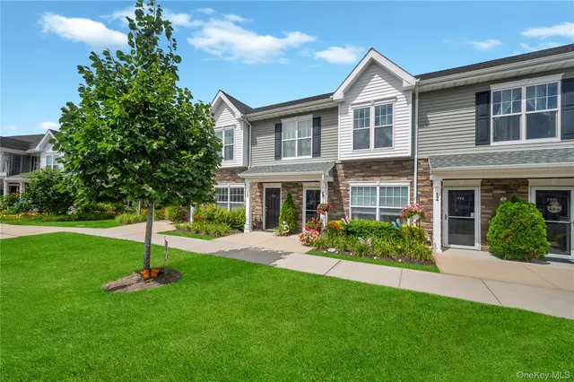 $479,000 | 132 Weatherby Lane, Unit 132, Central Islip, NY 11722