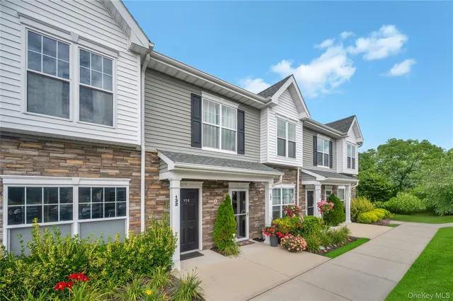 $479,000 | 132 Weatherby Lane, Unit 132, Central Islip, NY 11722