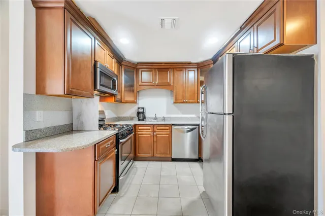 $479,000 | 132 Weatherby Lane, Unit 132, Central Islip, NY 11722