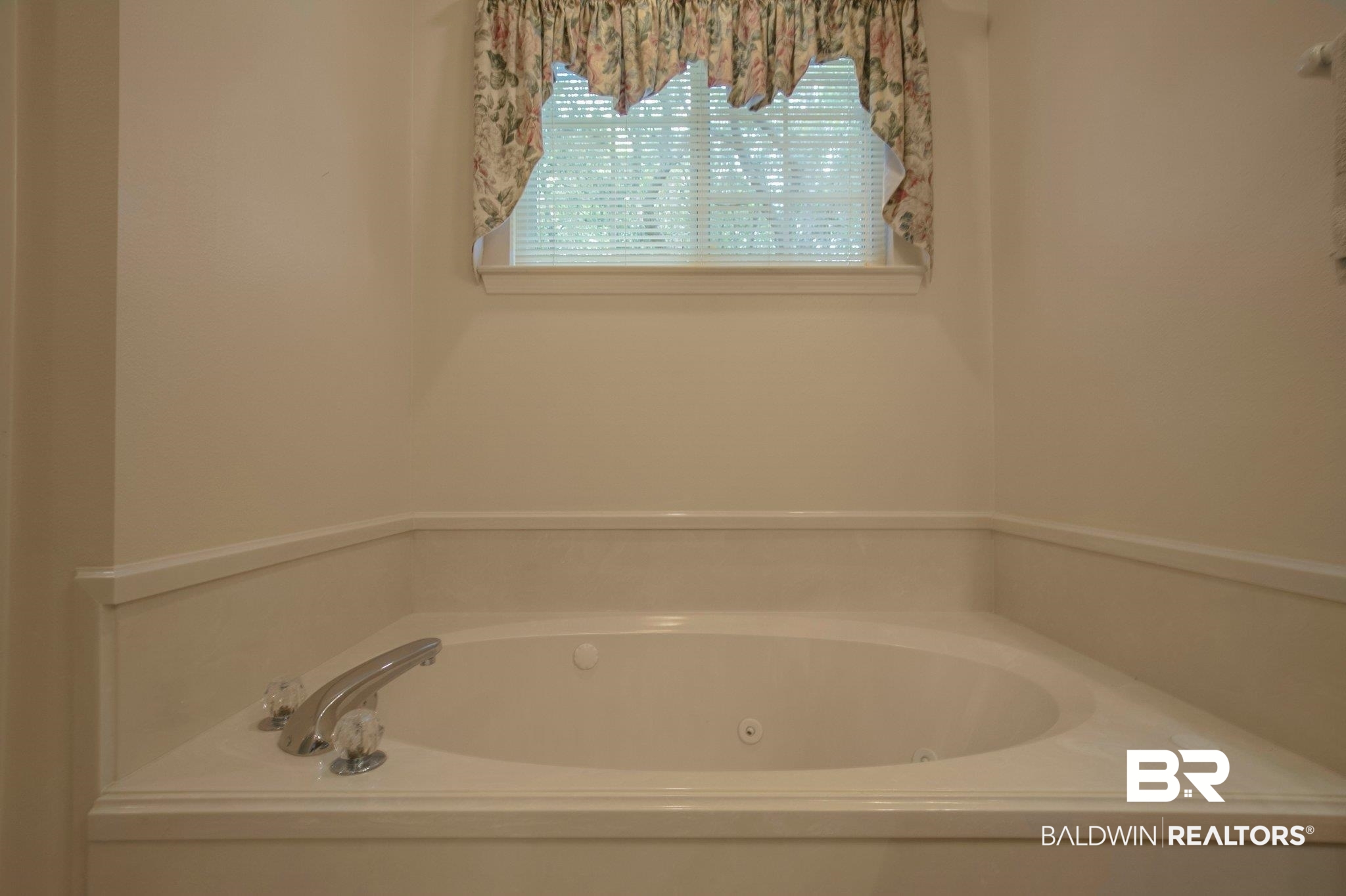 9404 Soldier Creek Road Lillian, AL 36549 - Photo 31 of 49 Primary Tub