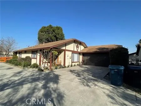 a view of a house with backyard