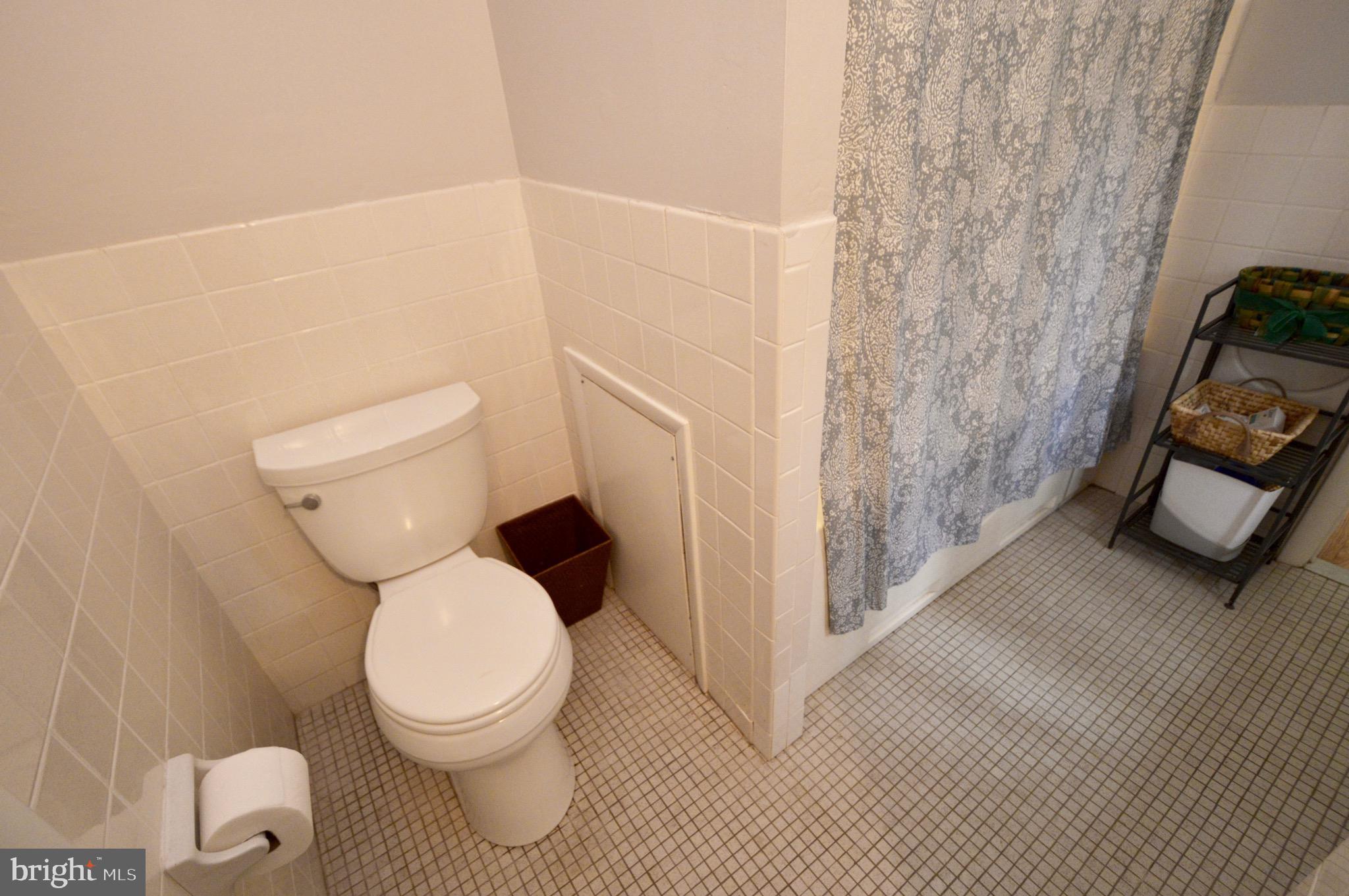 417 Oak Valley Road Media, PA 19063 - Photo 10 of 19 Full Bath