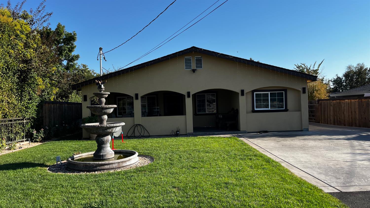 1738 U Street Rio Linda, CA 95673 - Photo 5 of 50 a front view of house with yard and green space