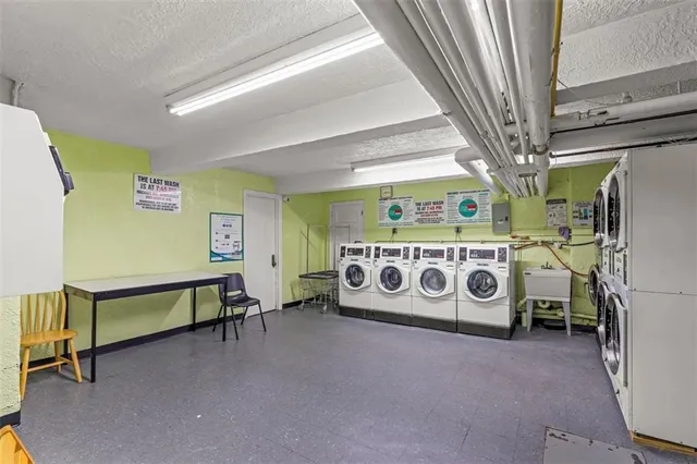 a view of livingroom with furniture