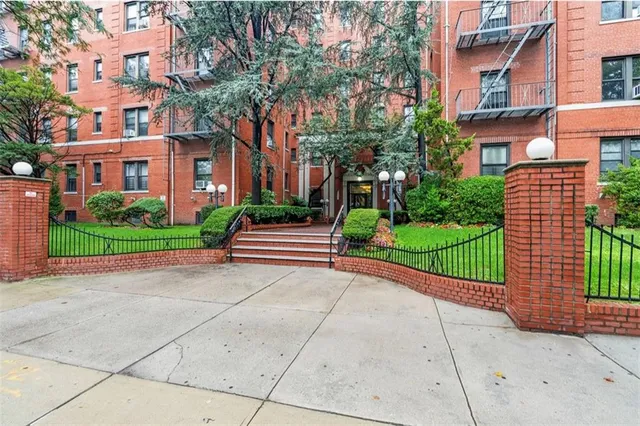 $399,000 | 300 Ocean Parkway, Unit 4S | Kensington