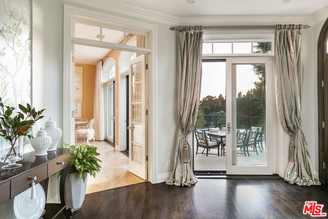 1658 Lindacrest Drive Beverly Hills, CA 90210 - Photo 13 of 29