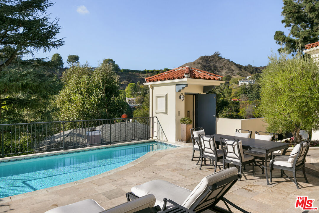 1658 Lindacrest Drive Beverly Hills, CA 90210 - Photo 4 of 29