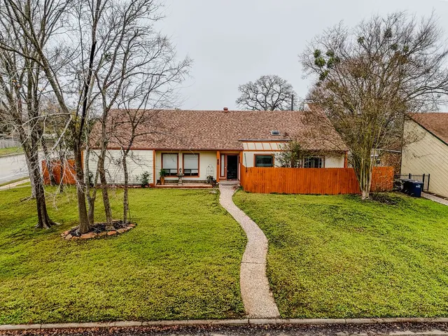 a view of a house with a backyard