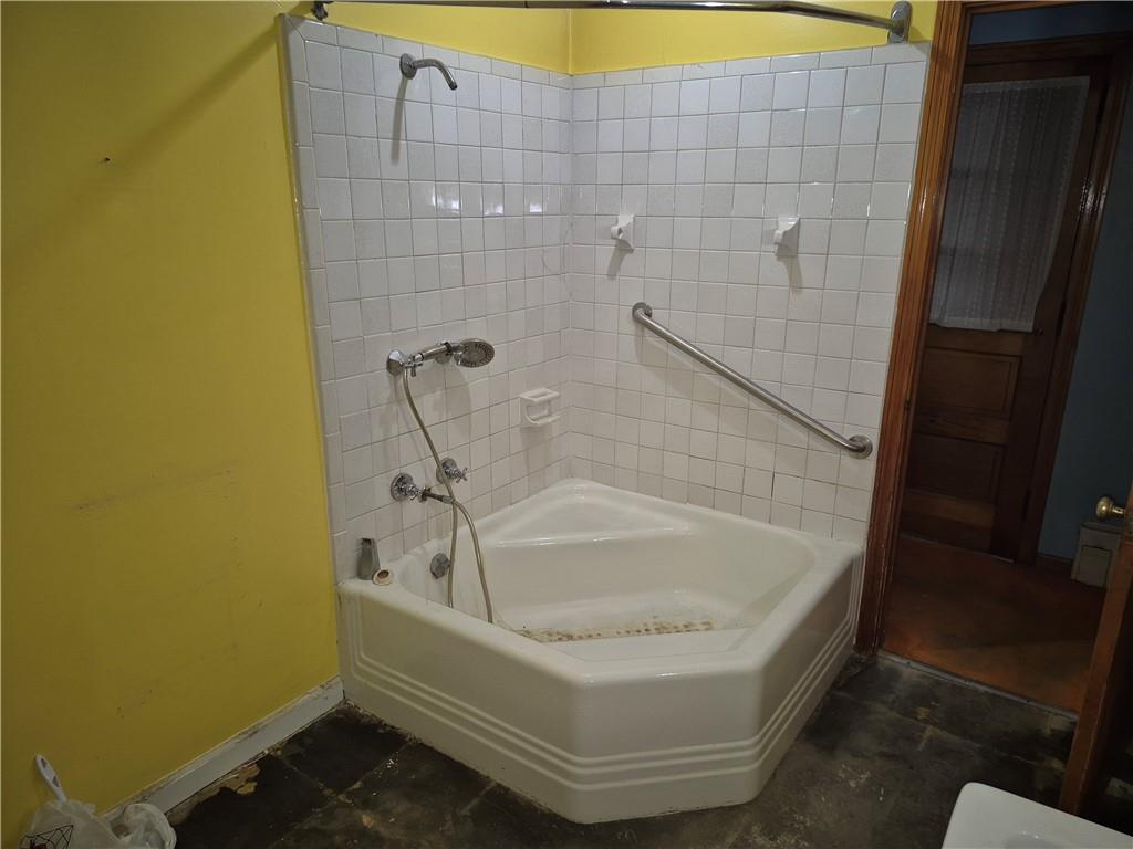 380 Shady Avenue Sharon, PA 16146 - Photo 24 of 36 Unique corner tub/shower combo