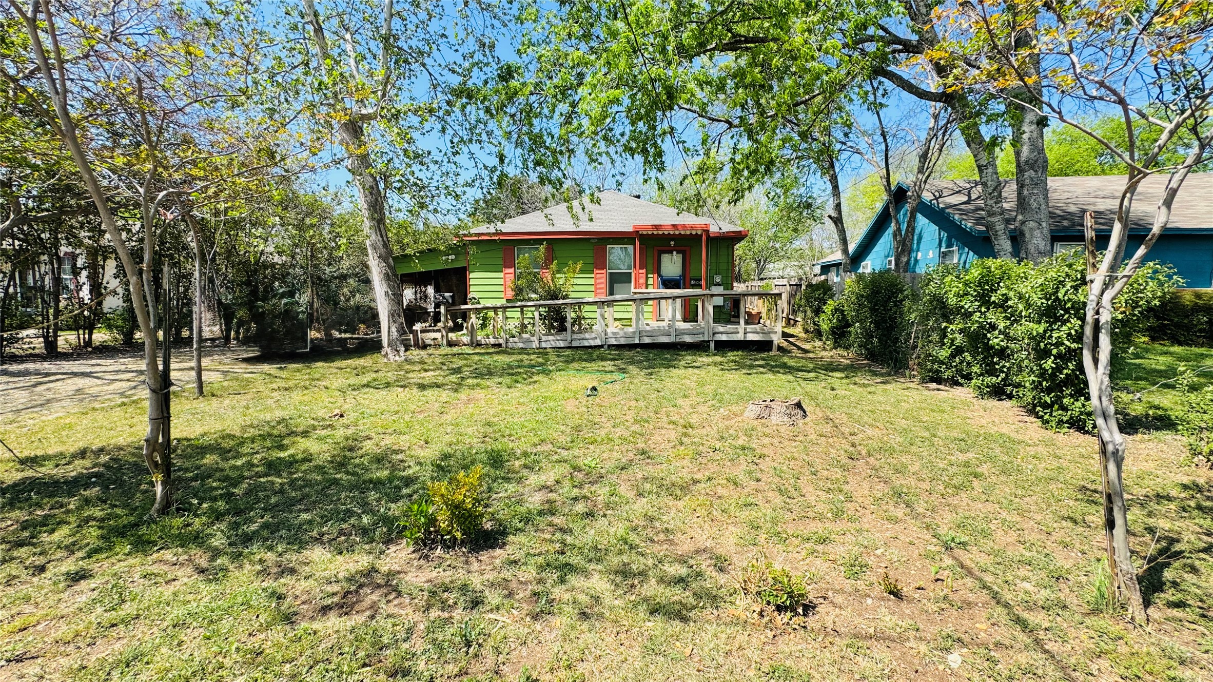 a view of a house with a yard