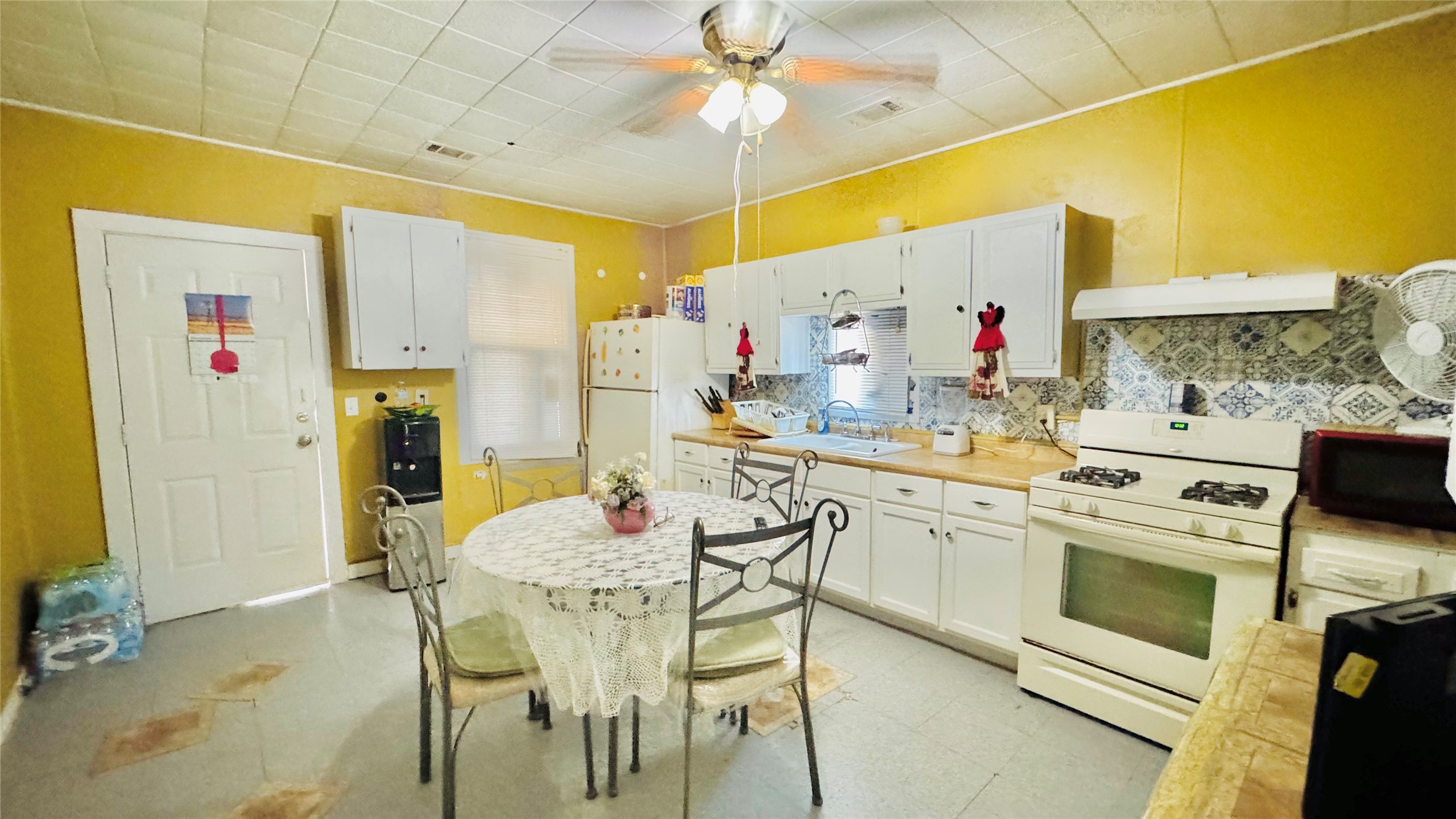 1604 Pine Street Georgetown, TX 78626 - Photo 10 of 13 a kitchen that has a table and chairs in it