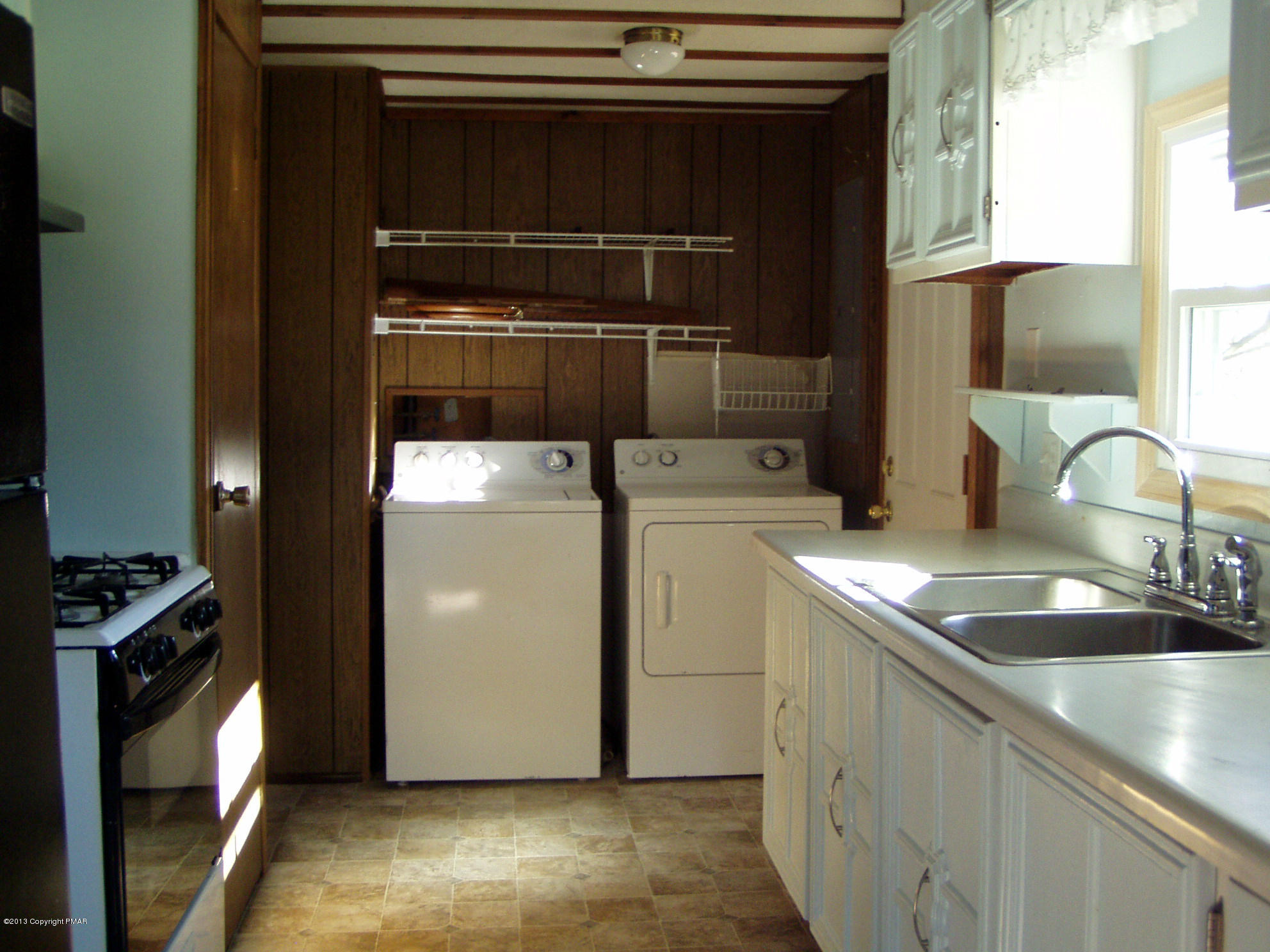 340 Summit Road Swiftwater, PA 18370 - Photo 7 of 16 a kitchen with a sink and a stove