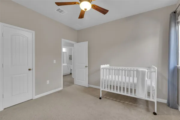 an empty room with a ceiling fan and closet