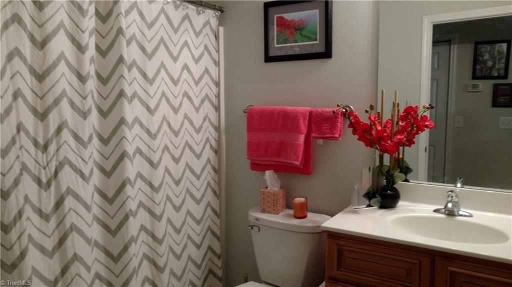 943 Neely Road Asheboro, NC 27205 - Photo 8 of 15 Hall Bath with Tub & Shower Combo