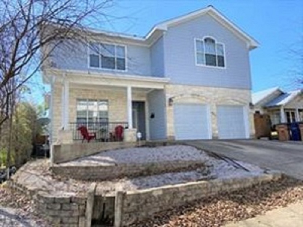 a view of a house with backyard