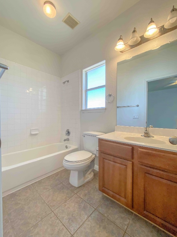 609 West 37th Street Austin, TX 78705 - Photo 33 of 38 a bathroom with a toilet a sink and bathtub