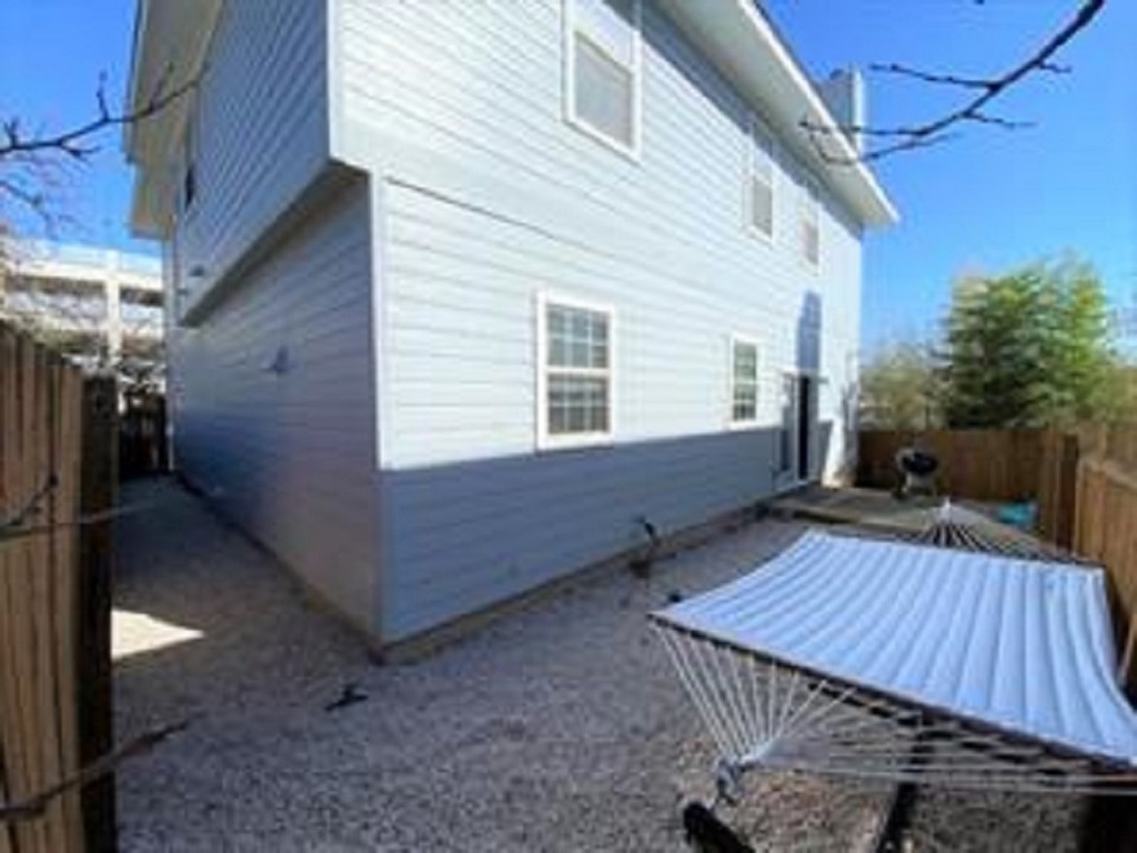 609 West 37th Street Austin, TX 78705 - Photo 5 of 38 a view of a backyard with sitting area