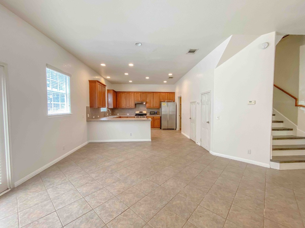 609 West 37th Street Austin, TX 78705 - Photo 7 of 38 a view of a livingroom with kitchen and entryway