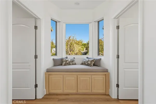a en suite bathroom with sink a mirror and a bathtub