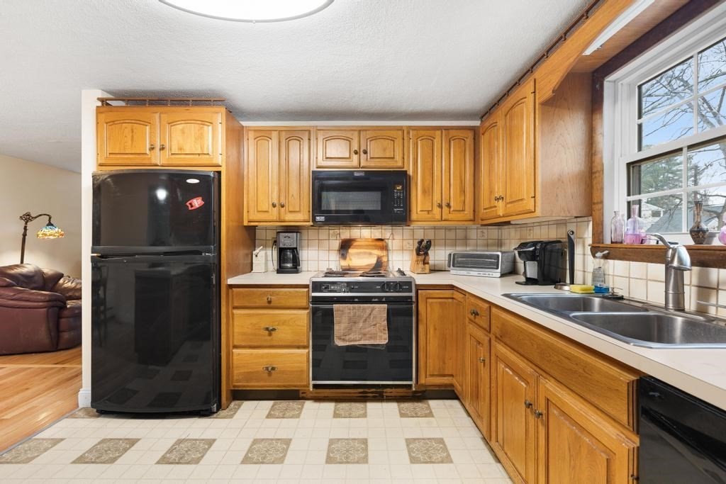 95 Bellflower Road Billerica, MA 01821 - Photo 5 of 36