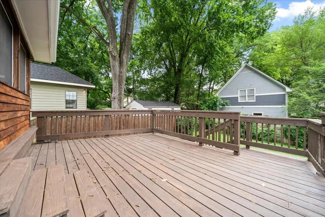 a view of a house with backyard