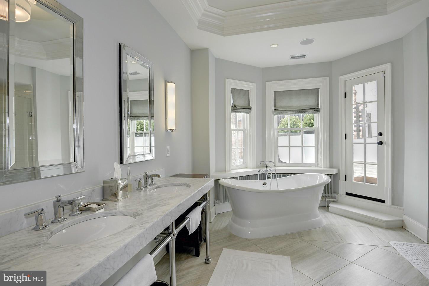 2022 R Street Northwest, Unit 1 Washington, DC 20009 - Photo 15 of 30 Bath (Master)