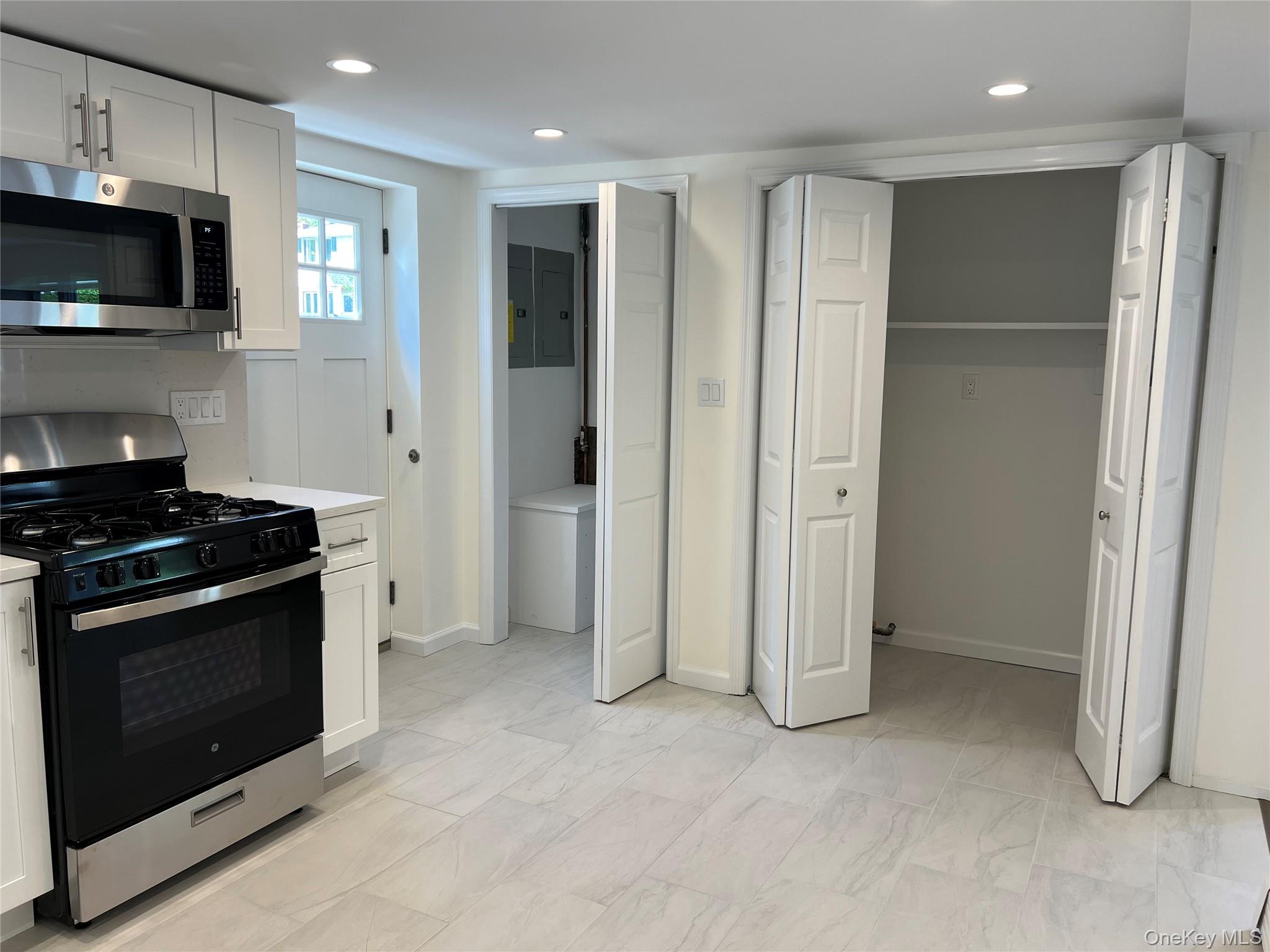 82 Hickory Road Port Washington, NY 11050 - Photo 3 of 11