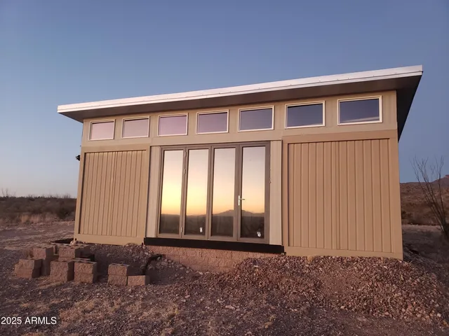 a view of a house with backyard