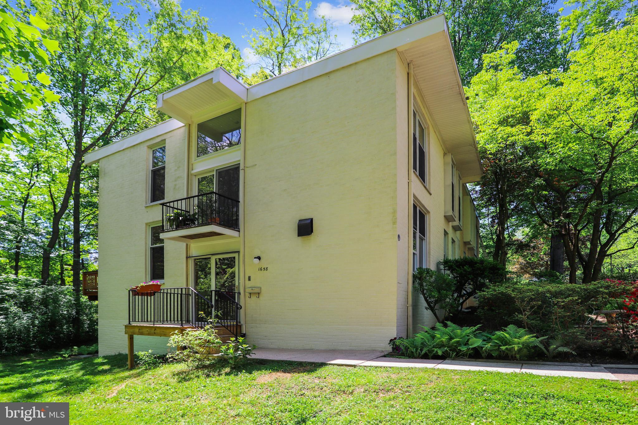1658 Wainwright Drive Reston, VA 20190 - Photo 9 of 103 Front View
