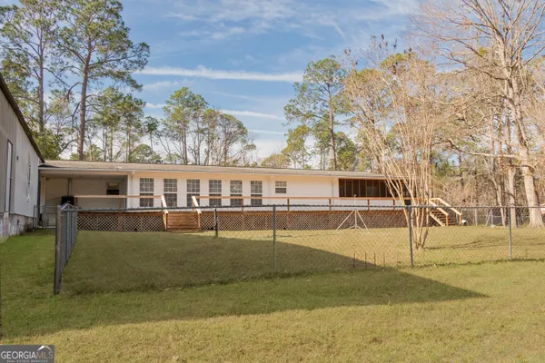 a view of a house with backyard