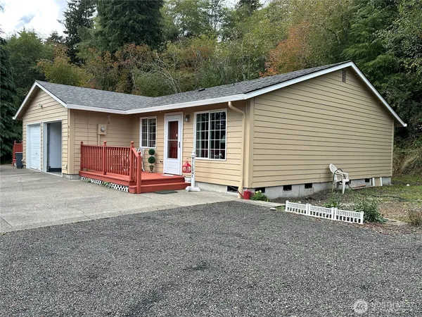 a view of a house with a yard