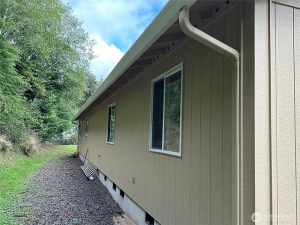 $1,200,000 | 910 Barnhart Street, Raymond, WA 98577