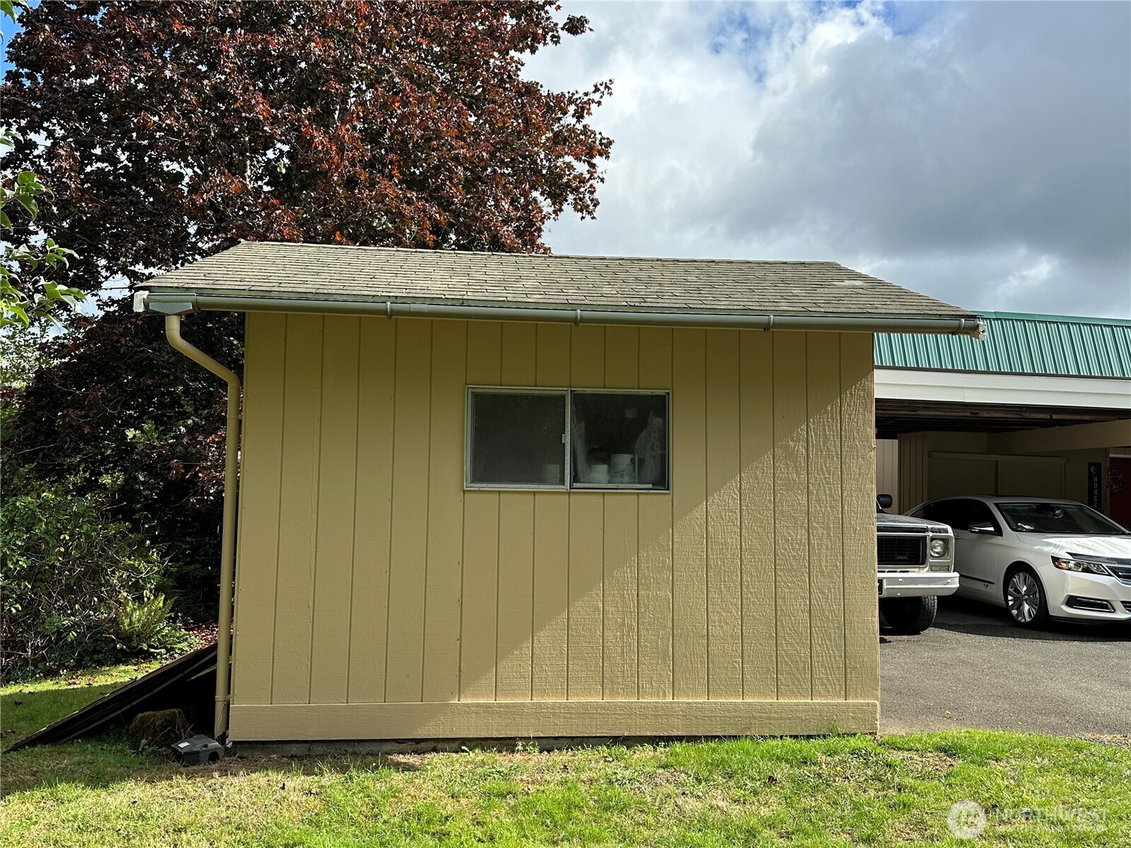 910 Barnhart Street Raymond, WA 98577 - Photo 8 of 38 a view of a car garage