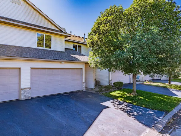 $2,250 | 1122 Crystal Place West, Chaska, MN 55318