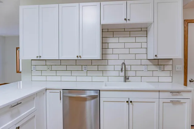 $2,250 | 1122 Crystal Place West, Chaska, MN 55318