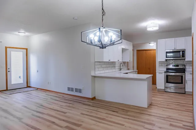 $2,250 | 1122 Crystal Place West, Chaska, MN 55318