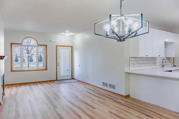 $2,250 | 1122 Crystal Place West, Chaska, MN 55318