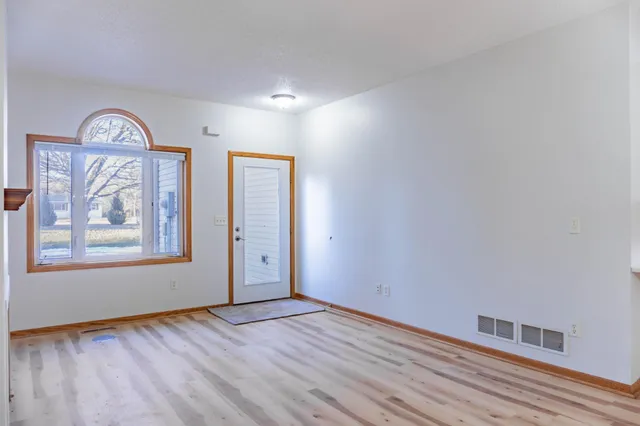 $2,250 | 1122 Crystal Place West, Chaska, MN 55318