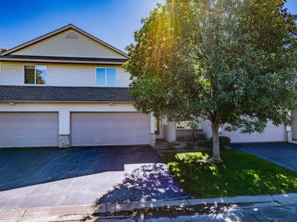 $2,250 | 1122 Crystal Place West, Chaska, MN 55318
