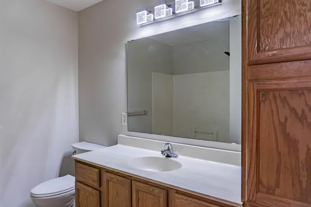 $2,250 | 1122 Crystal Place West, Chaska, MN 55318