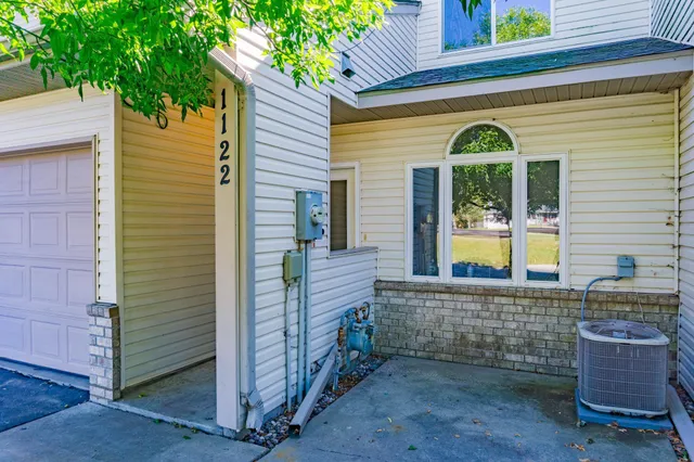 $2,250 | 1122 Crystal Place West, Chaska, MN 55318