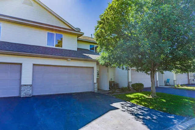 $2,250 | 1122 Crystal Place West, Chaska, MN 55318