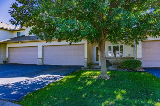$2,250 | 1122 Crystal Place West, Chaska, MN 55318