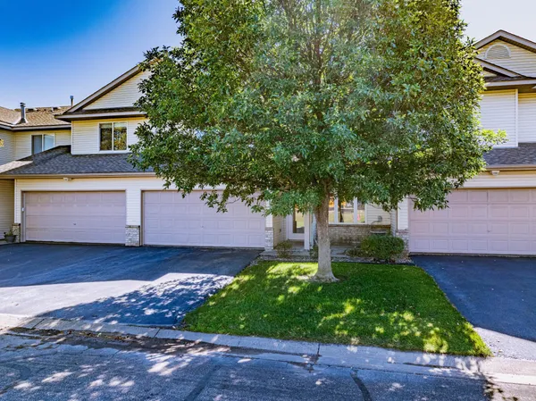 $2,250 | 1122 Crystal Place West, Chaska, MN 55318