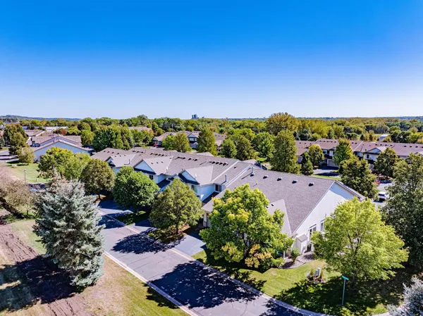 $2,250 | 1122 Crystal Place West, Chaska, MN 55318