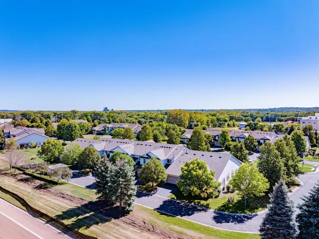 $2,250 | 1122 Crystal Place West, Chaska, MN 55318